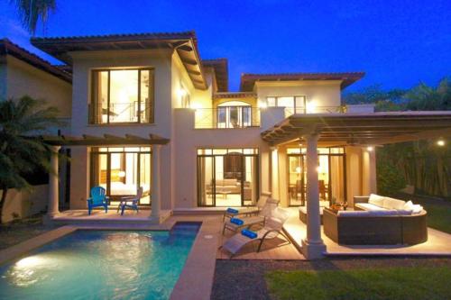 Fabulous 3 Bedroom Villa  En Suite At The Beach!